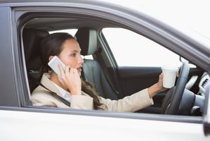 La police arrête les conducteurs distraits à bord d'un poids lourd banalisé